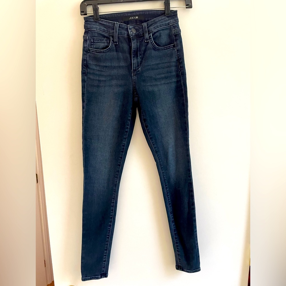 Joe’s Jeans dark blue denim stretch skinny jeans. (Sz 24)